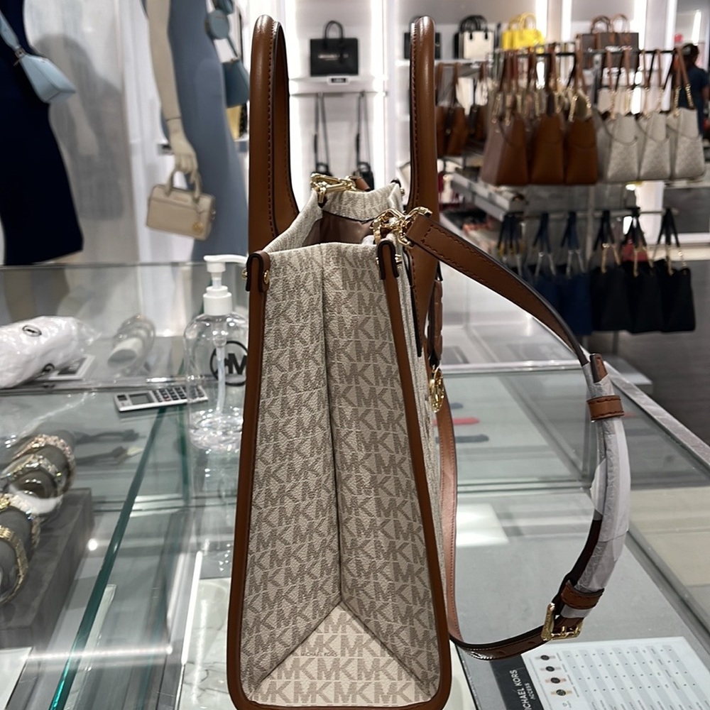 Michael Kors "Mirella" MD EW Tote Vanilla Shoulder Tote
35F2G7ZT2B - NWT - Picture 9 of 16